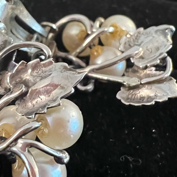 Elegant Ming’s Sterling Silver and Pearl Leaf Clip on  Earrings - Picture 5 of 8